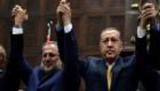 إرهابي بـ"القاعدة" يتصدر قائمة حزب أردوغان في الانتخابات