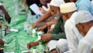 موائد الإفطار في المسجد النبوي.. طقس رمضاني يتوارثه الأجيال