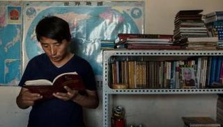 رجل الأعمال تاشي وانجتشوك في منزله في مدينة يوشو التبتية