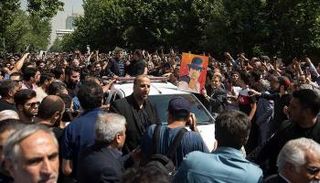 جنازة الفنان الإيراني تحولت إلى مظاهرة غضب ضد الملالي