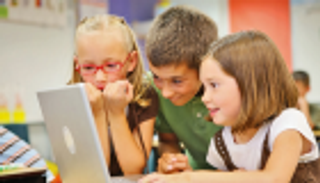 دراسة: مواقع التواصل الاجتماعي تهدد طفلك بالسمنة