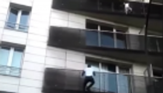 بالفيديو.. رئيس فرنسا يكرم سبايدرمان "حقيقيا" أنقذ طفلا