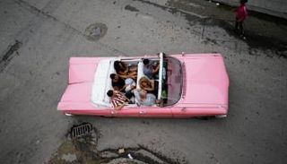 سيارة قديمة تسير بأحد شوارع العاصمة الكوبية هافانا - رويترز