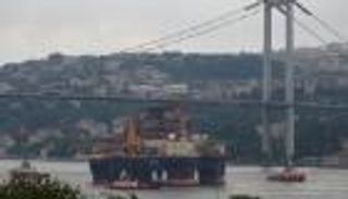 النفط يتباين والضغوط تتنامى مع توقع زيادة الإنتاج