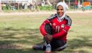 بالفيديو.. فايزة حيدر.. مصرية تتحدى المألوف باحتراف كرة القدم 