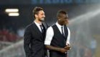 بالوتيلي يهدي هدفه في السعودية للراحل أستوري 