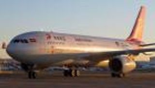 طائرة تعود بعد ساعة من الإقلاع بسبب شقوق في نافذة