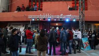 فريق مسرح إسطنبولي أمام سينما الحمرا لافتتاحها من جديد