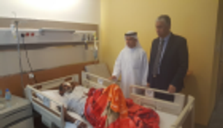 بالصور.. سفير اليمن لدى الإمارات يتفقد متضرري "مكونو" بمستشفيات أبوظبي