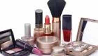 سيدة تبيع طفلتها لشراء أدوات تجميل