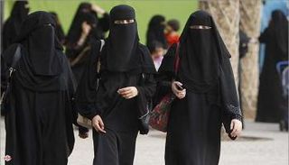 السعوديون يشيدون بنظام مكافحة التحرش