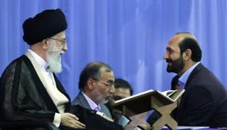 سعيد طوسي يجلس أمام خامنئي- أرشيفية