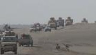 3 مشاهد من الحديدة.. نزوح ونهب والحوثي يهدد بـ"حرب شوارع"