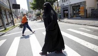 النقاب بات محظورا في 7 دول أوروبية