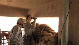  قائد القوات المشتركة في اليمن يستطلع الأوضاع في مناطق القتال