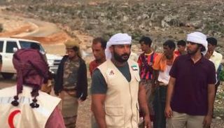 فريق الهلال الأحمر ومؤسسة خليفة بن زايد آل نهيان خلال توزيع المساعدات