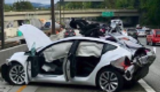 محاكاة لأفلام سباق السيارات تتحول لكارثة ضحيتها سيارة تيسلا