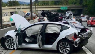 سيارة تيسلا بعد الحادث