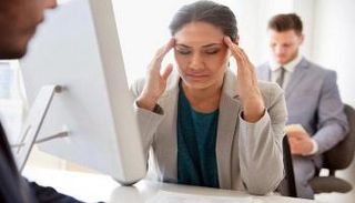 المرأة العاملة تعاني أكثر من الرجل