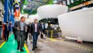 بالصور.. عبدالله بن زايد يزور شركة CAE الكندية للتدريب على الطيران