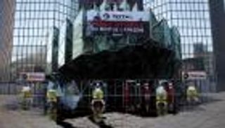 بالصور.. "الخُضر" يقتحمون "عمومية توتال" الفرنسية  بسبب 14 مليار برميل نفط