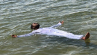 بالصور.. المغني الأمريكي آشر يزور مصر ويعوم بالجلباب في سيوة