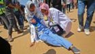 الفلسطينيون يشيعون المسعفة رزان النجار وجيش الاحتلال يعد بفتح تحقيق 