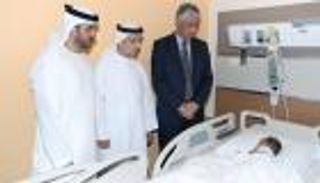 سفير اليمن لدى الإمارات يزور مصابي إعصار مكونو