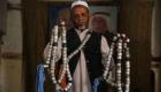 بالصور.. فلسطيني يحول قنابل الموت الإسرائيلية إلى تحف فنية