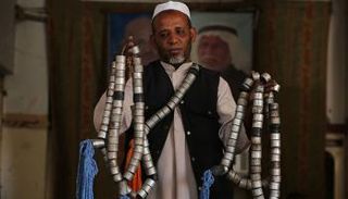 فلسطيني يحول قنابل الموت الإسرائيلية لتحف فنية