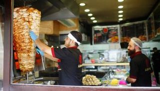 الشاورمة ومطعم الدمشقي بات من ملامح شارع العرب