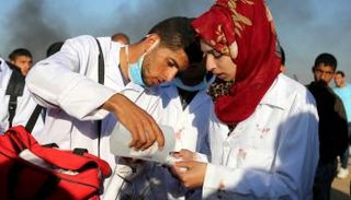 الشهيدة رزان النجار أثناء إسعاف المصابين خلال مسيرات العودة