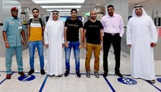 الطاقم الإماراتي قبل المغادرة