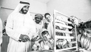 الشيخ زايد مسيرة عطاء لن تنساها الإنسانية