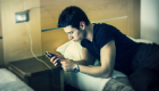 انتبه.. لا تضع هاتفك أسفل الوسادة أثناء النوم