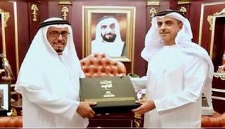 سيف بن زايد يتسلم كتاب