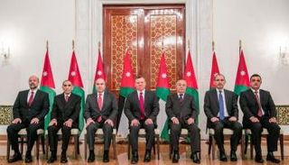 العاهل الأردني مع الملقي ووزراء حكومته - صورة أرشيفية