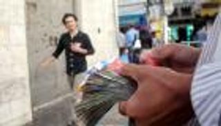 العملات التالفة ترهق أسواق غزة 