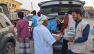 الهلال الأحمر الإماراتي يواصل توزيع وجبات الإفطار في حضرموت