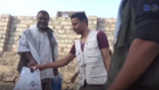 الهلال الأحمر الإماراتي ينظم إفطارا جماعيا للنازحين من تعز والحديدة