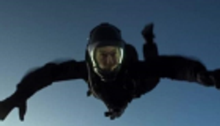 بالفيديو.. توم كروز يقفز من 25 ألف قدم فوق أبوظبي