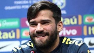 أليسون بيكر  