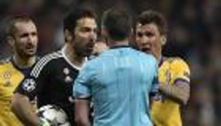 "يويفا" يوقف بوفون 3 مباريات