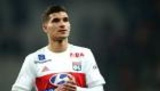 ليون يُحصّن نجمه الجزائري ضد إغراءات ليفربول وبرشلونة 