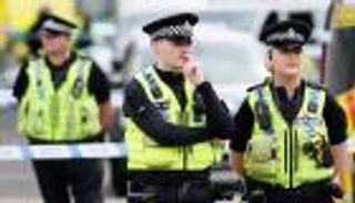 طعن امرأة ورضيع في شارع بلندن والشرطة تتعقب المهاجم