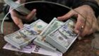 الدولار يهبط لأدنى مستوى في أسبوعين.. والذهب مستقر