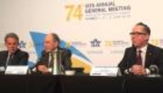 رئيس الخطوط القطرية يتراجع عن تصريحاته العنصرية ضد النساء