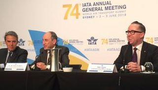 رئيس الخطوط القطرية يتراجع عن تصريحاته بشأن المرأة 