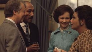 الرئيس الراحل أنور السادات وزوجته جيهان