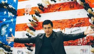 يصمم جداريات بهدف نشر السلام في العالم 